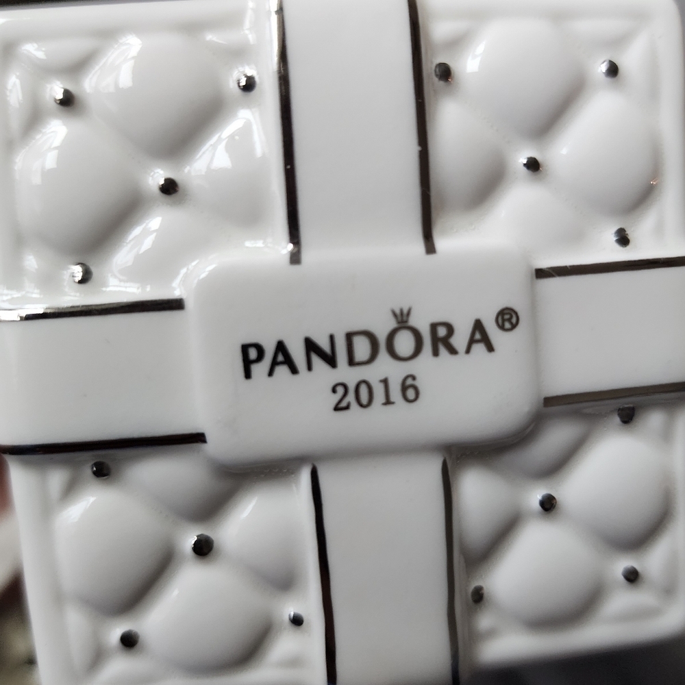 2016 Pandora Ornament never hung‎